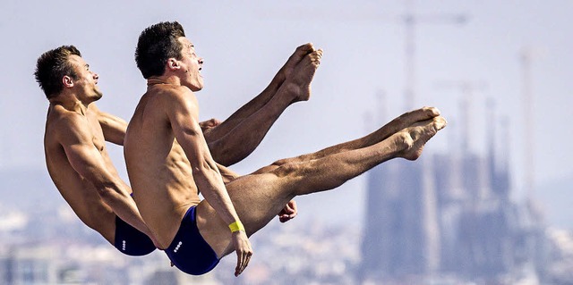 Die deutschen Gold-Athleten Patrick Ha...ndruckenden Silhouette von Barcelona.   | Foto: dpa