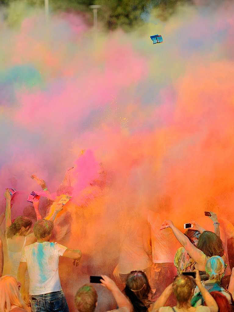 Bunt, bunter, Holi-Festival: Ein farbenfroher Sonntag auf dem Freiburger Messegelnde.