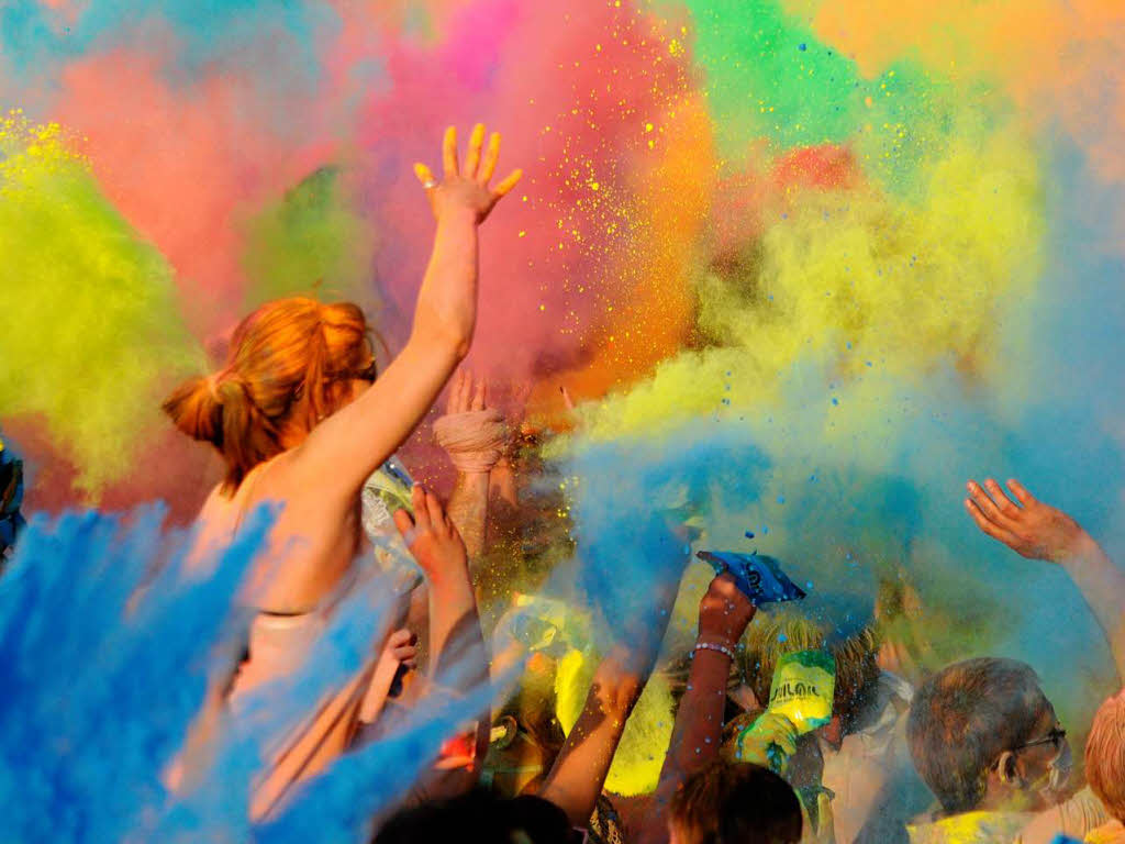 Bunt, bunter, Holi-Festival: Ein farbenfroher Sonntag auf dem Freiburger Messegelnde.