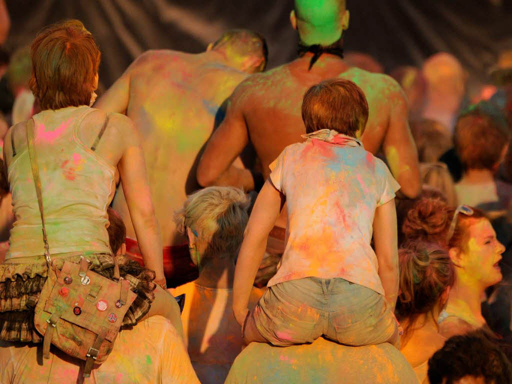 Bunt, bunter, Holi-Festival: Ein farbenfroher Sonntag auf dem Freiburger Messegelnde.