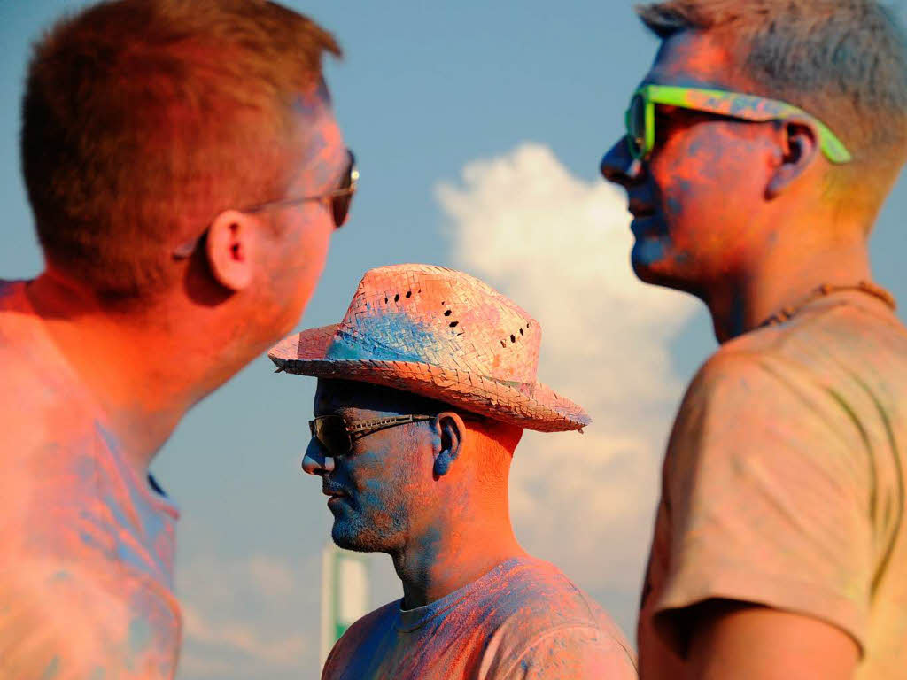 Bunt, bunter, Holi-Festival: Ein farbenfroher Sonntag auf dem Freiburger Messegelnde.