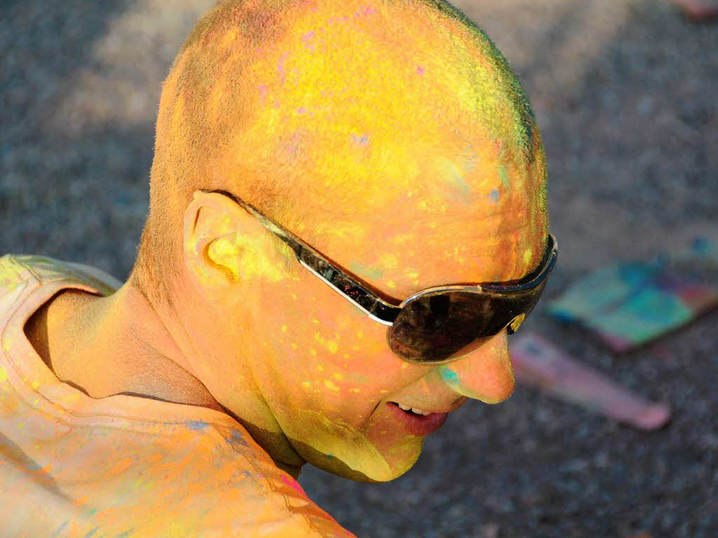 Bunt, bunter, Holi-Festival: Ein farbenfroher Sonntag auf dem Freiburger Messegelnde.