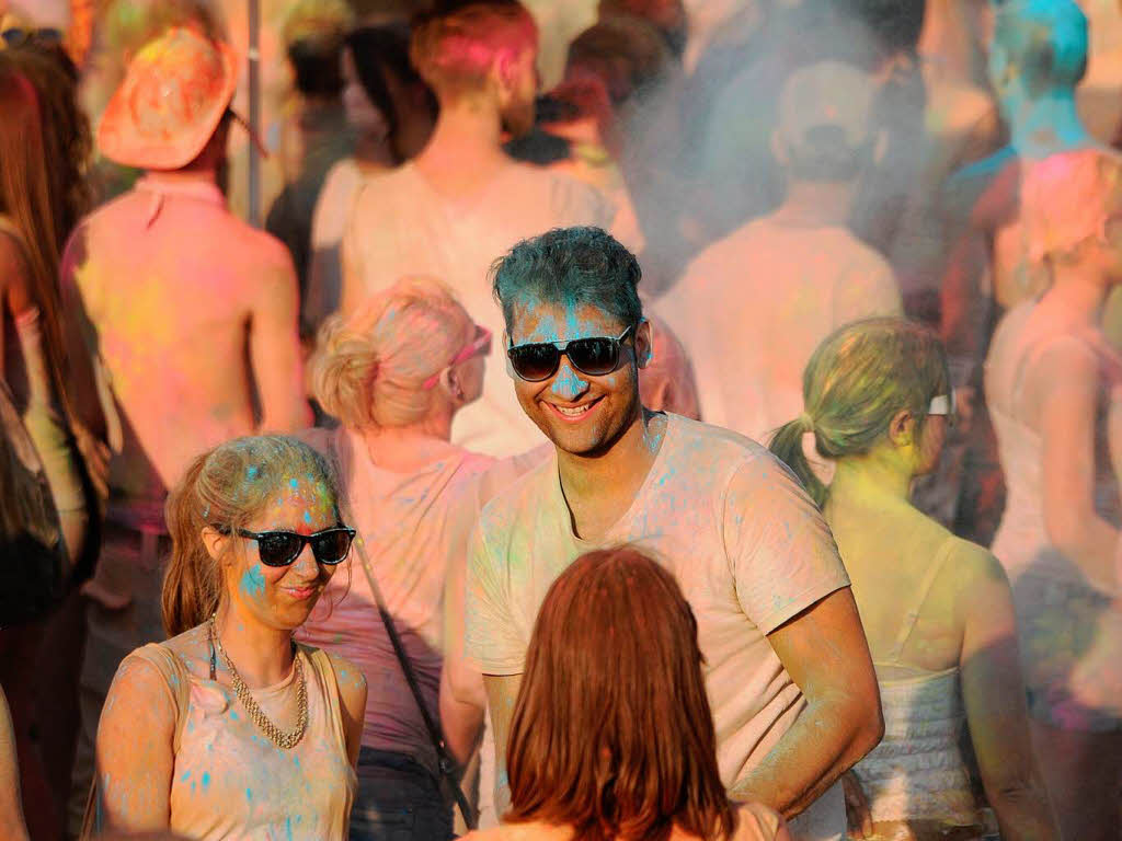 Bunt, bunter, Holi-Festival: Ein farbenfroher Sonntag auf dem Freiburger Messegelnde.