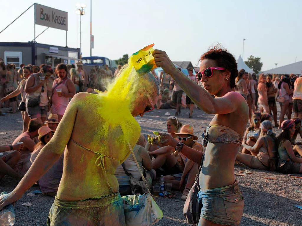 Bunt, bunter, Holi-Festival: Ein farbenfroher Sonntag auf dem Freiburger Messegelnde.