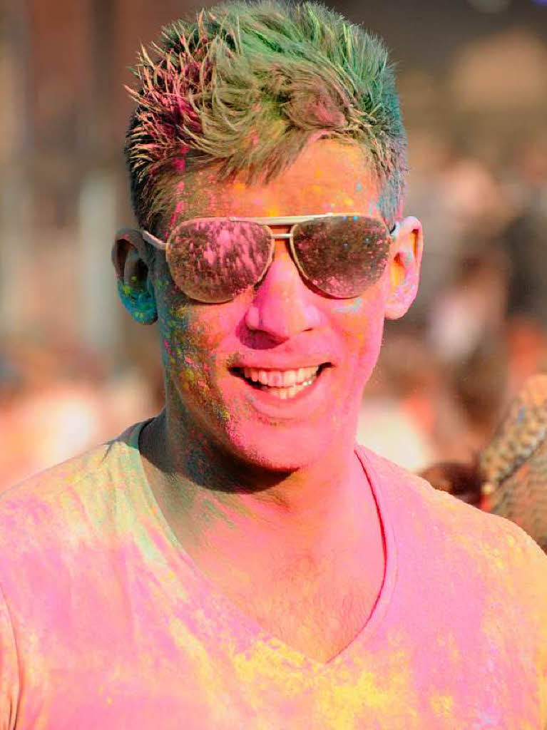 Bunt, bunter, Holi-Festival: Ein farbenfroher Sonntag auf dem Freiburger Messegelnde.