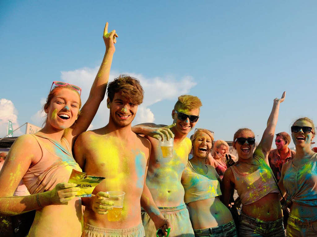 Bunt, bunter, Holi-Festival: Ein farbenfroher Sonntag auf dem Freiburger Messegelnde.