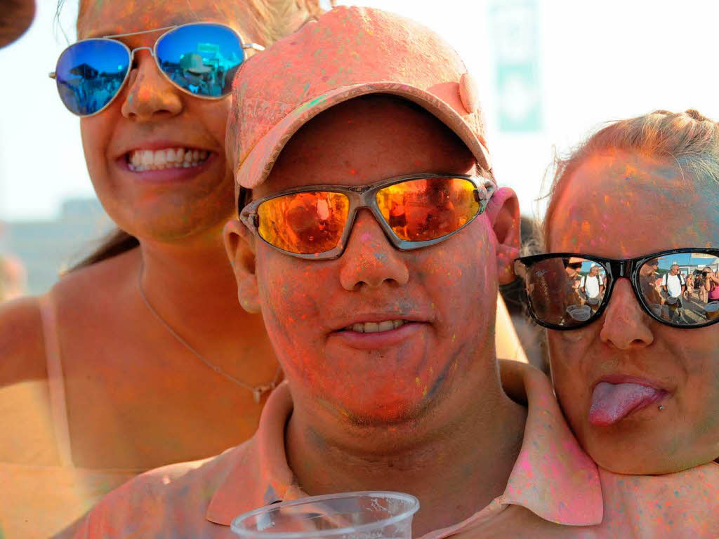 Bunt, bunter, Holi-Festival: Ein farbenfroher Sonntag auf dem Freiburger Messegelnde.