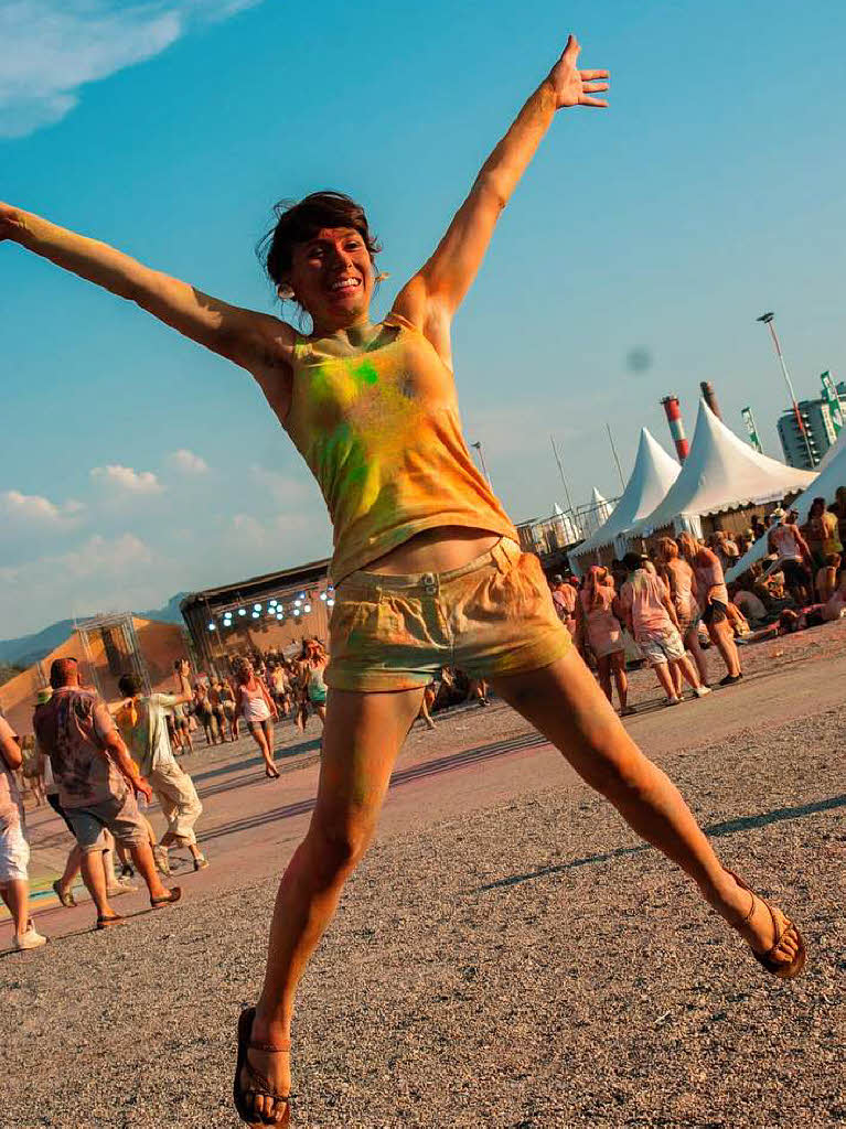 Bunt, bunter, Holi-Festival: Ein farbenfroher Sonntag auf dem Freiburger Messegelnde.