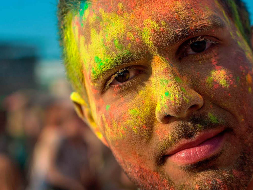 Bunt, bunter, Holi-Festival: Ein farbenfroher Sonntag auf dem Freiburger Messegelnde.