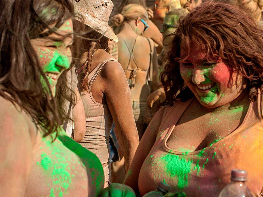 Bunt, bunter, Holi-Festival: Ein farbenfroher Sonntag auf dem Freiburger Messegelnde.