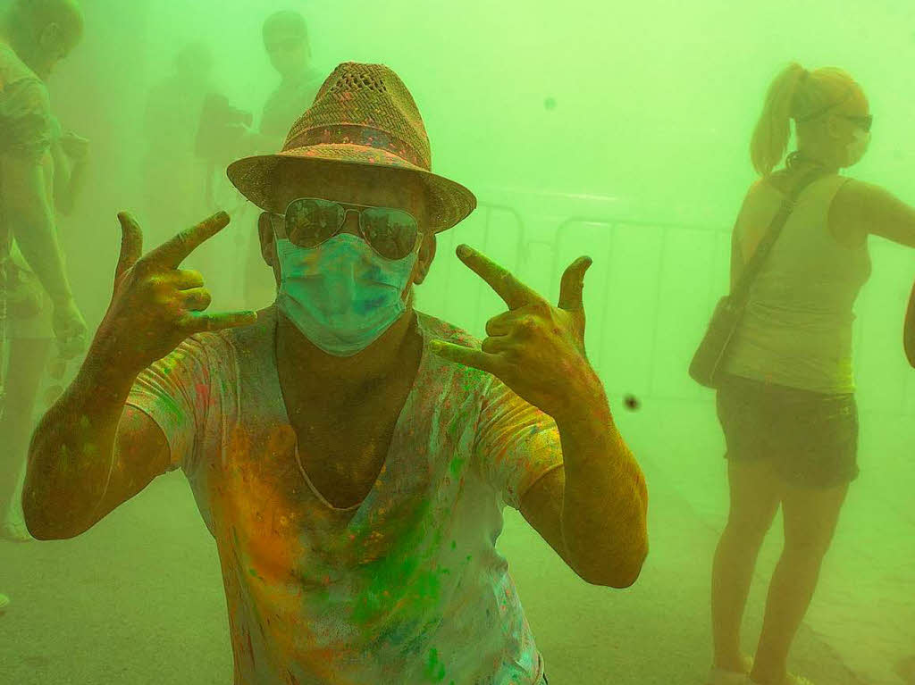 Bunt, bunter, Holi-Festival: Ein farbenfroher Sonntag auf dem Freiburger Messegelnde.