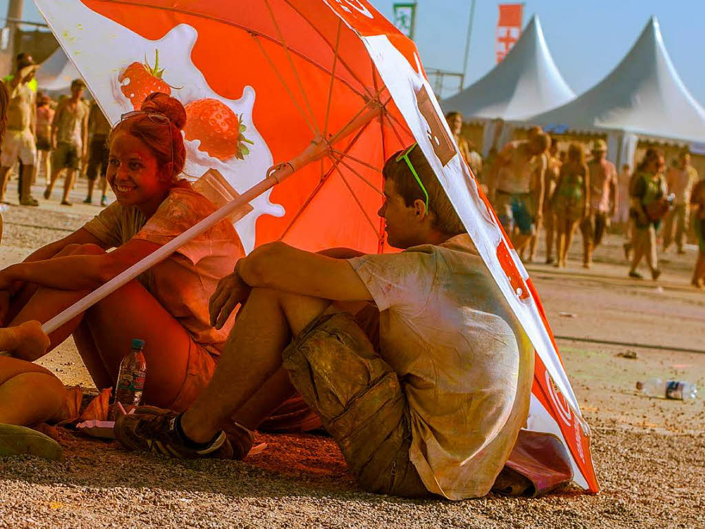 Bunt, bunter, Holi-Festival: Ein farbenfroher Sonntag auf dem Freiburger Messegelnde.