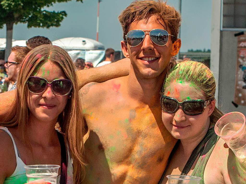 Bunt, bunter, Holi-Festival: Ein farbenfroher Sonntag auf dem Freiburger Messegelnde.