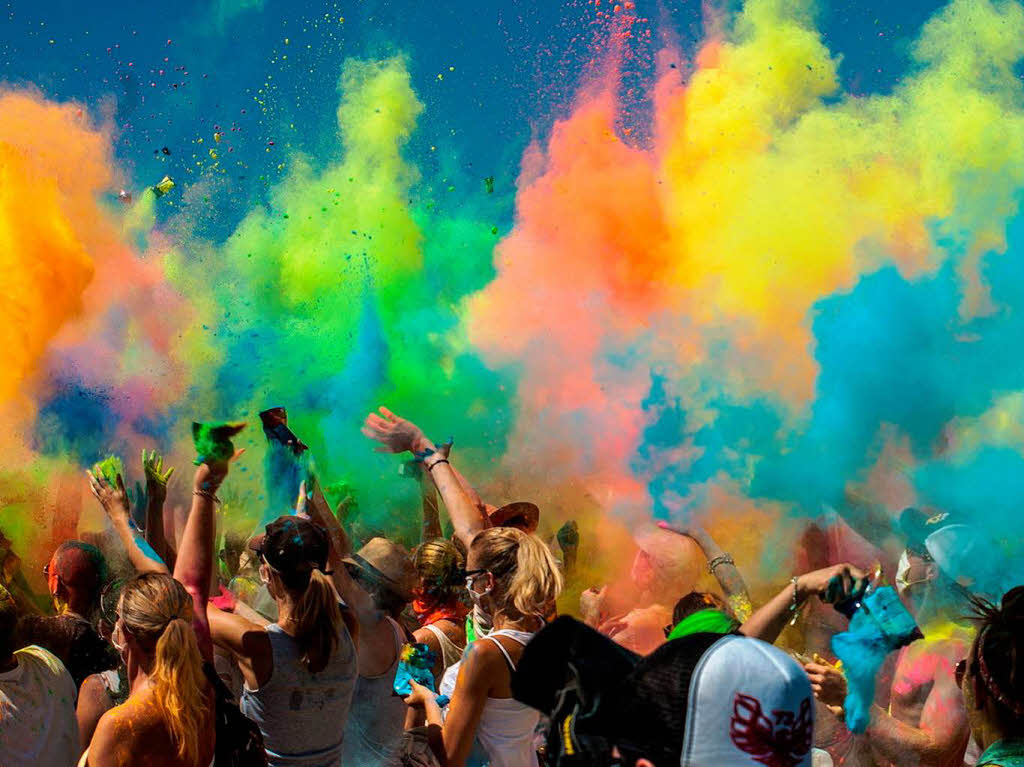 Bunt, bunter, Holi-Festival: Ein farbenfroher Sonntag auf dem Freiburger Messegelnde.