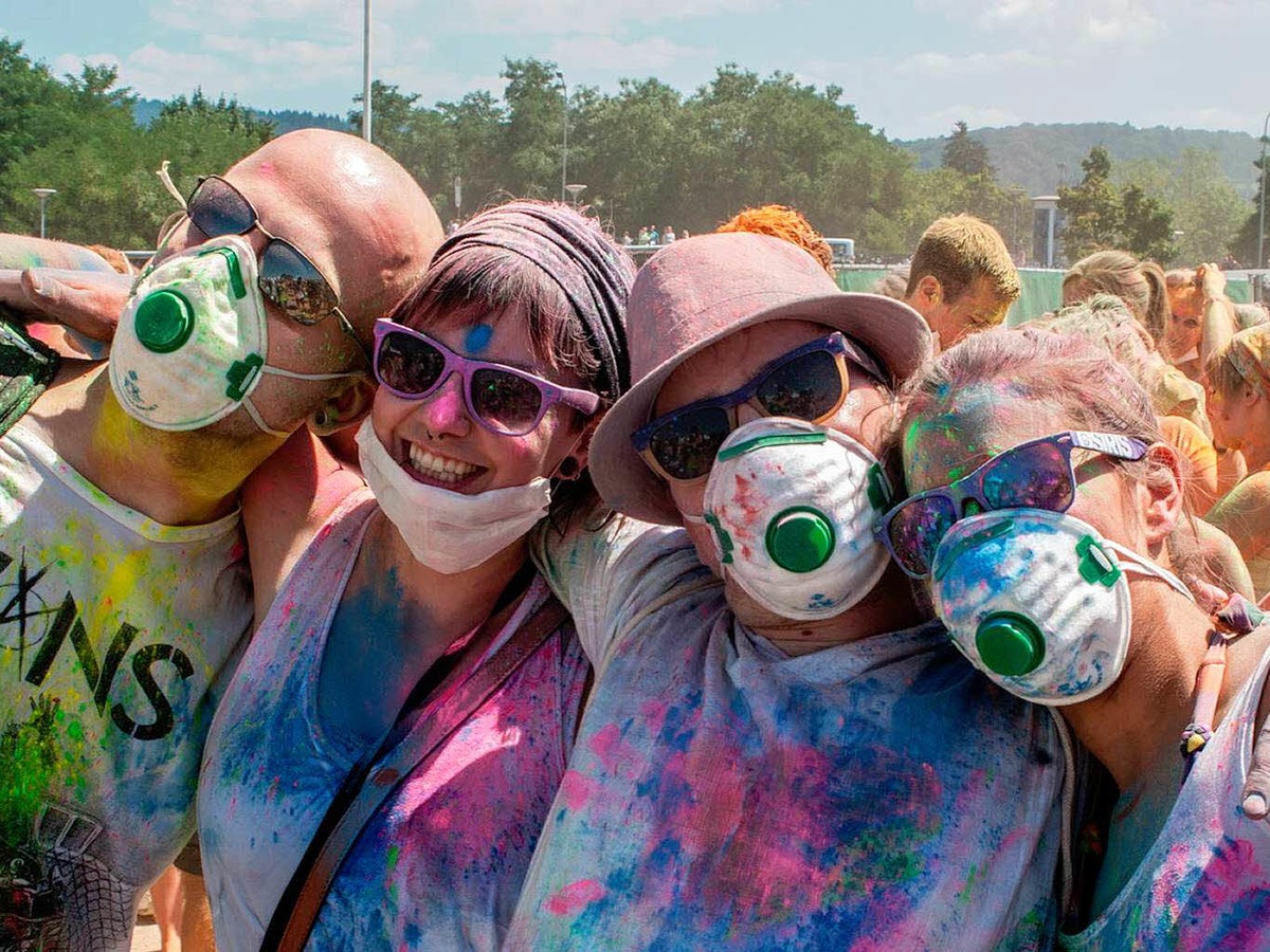 Bunt, bunter, Holi-Festival: Ein farbenfroher Sonntag auf dem Freiburger Messegelnde.