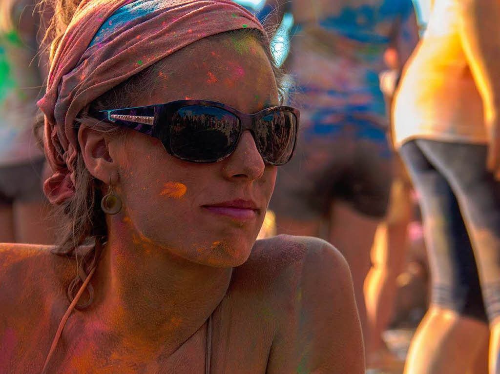 Bunt, bunter, Holi-Festival: Ein farbenfroher Sonntag auf dem Freiburger Messegelnde.