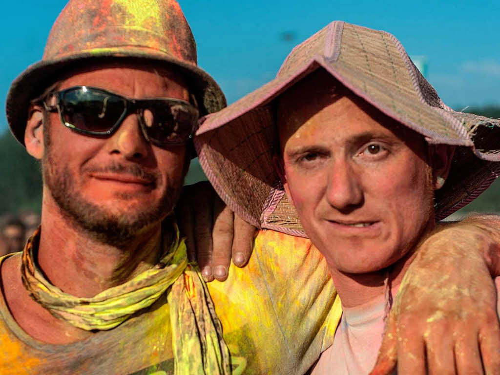 Bunt, bunter, Holi-Festival: Ein farbenfroher Sonntag auf dem Freiburger Messegelnde.