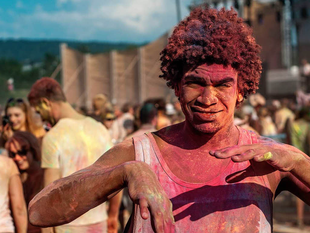 Bunt, bunter, Holi-Festival: Ein farbenfroher Sonntag auf dem Freiburger Messegelnde.