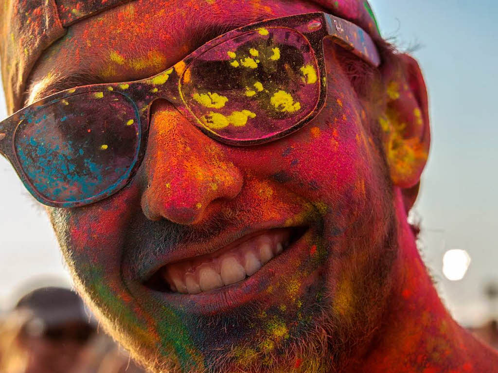 Bunt, bunter, Holi-Festival: Ein farbenfroher Sonntag auf dem Freiburger Messegelnde.