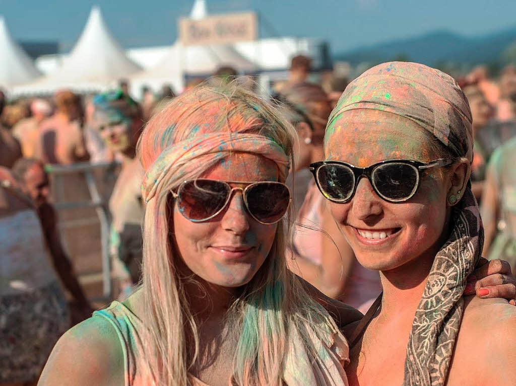Bunt, bunter, Holi-Festival: Ein farbenfroher Sonntag auf dem Freiburger Messegelnde.