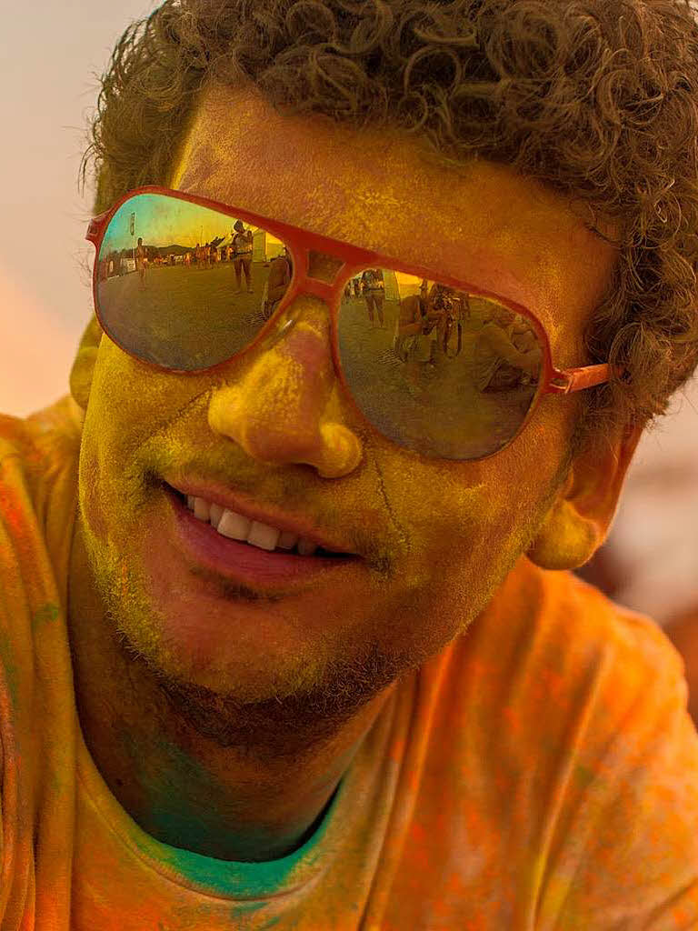 Bunt, bunter, Holi-Festival: Ein farbenfroher Sonntag auf dem Freiburger Messegelnde.
