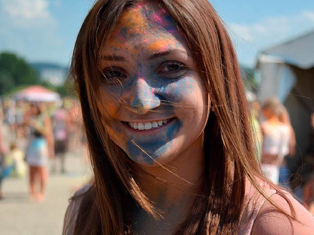 Bunt, bunter, Holi-Festival: Ein farbenfroher Sonntag auf dem Freiburger Messegelnde.