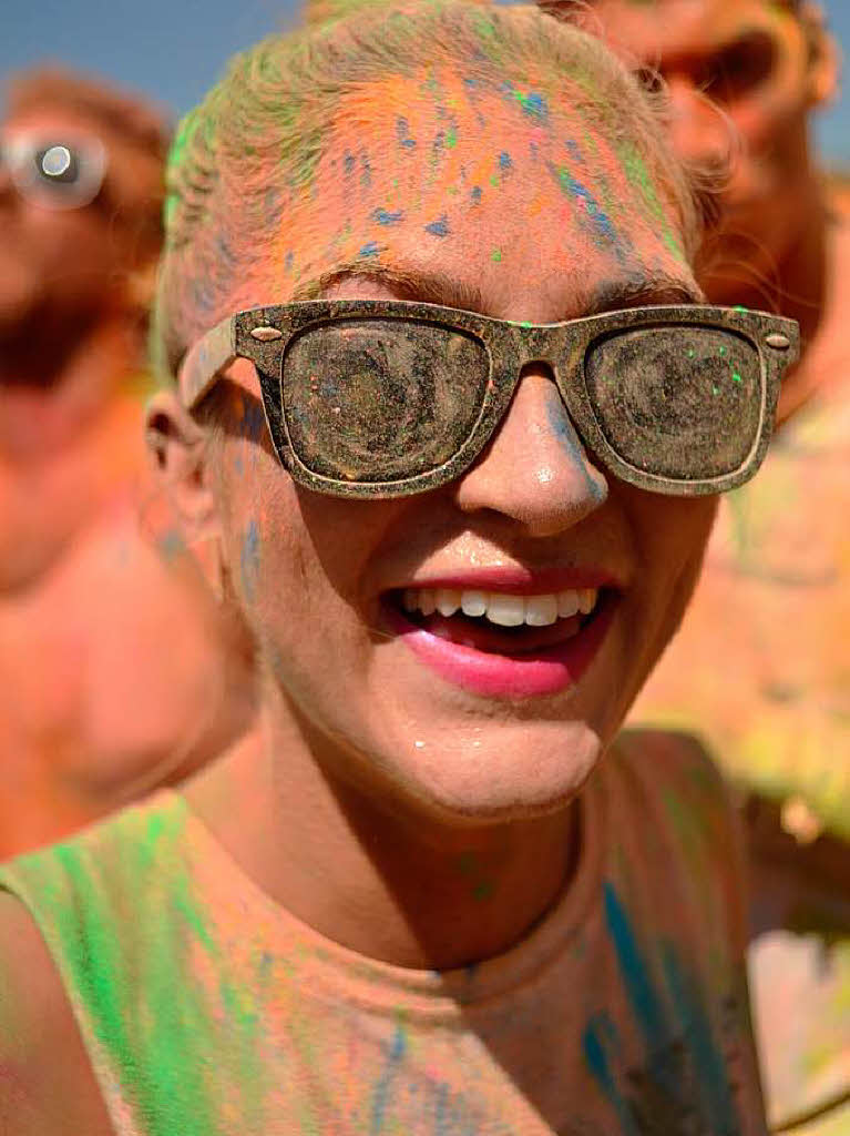 Bunt, bunter, Holi-Festival: Ein farbenfroher Sonntag auf dem Freiburger Messegelnde.