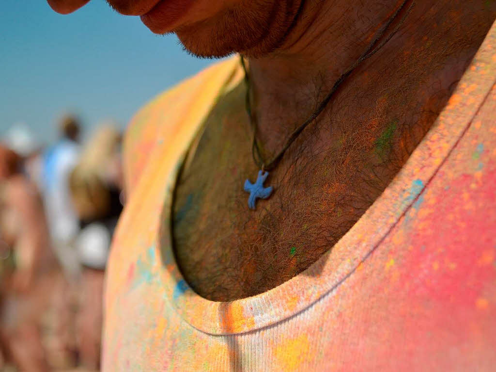 Bunt, bunter, Holi-Festival: Ein farbenfroher Sonntag auf dem Freiburger Messegelnde.