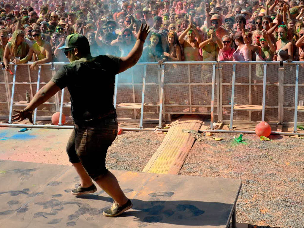 Bunt, bunter, Holi-Festival: Ein farbenfroher Sonntag auf dem Freiburger Messegelnde.