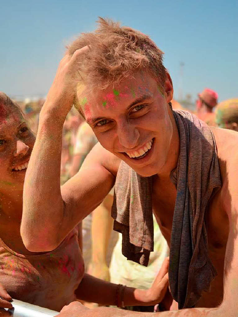 Bunt, bunter, Holi-Festival: Ein farbenfroher Sonntag auf dem Freiburger Messegelnde.