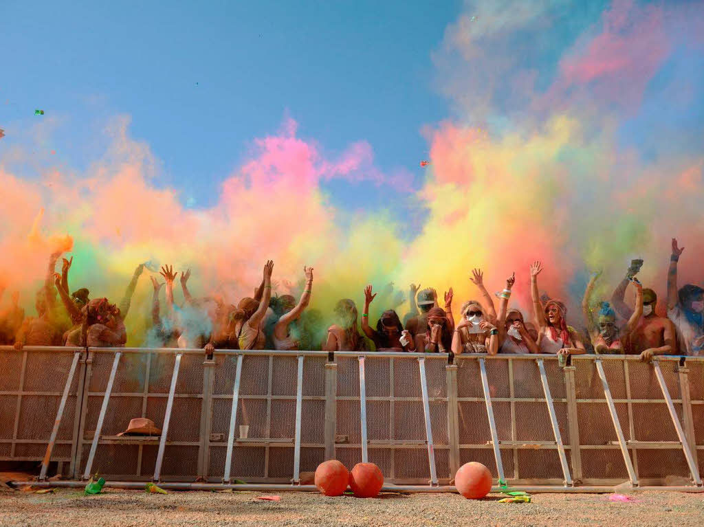 Bunt, bunter, Holi-Festival: Ein farbenfroher Sonntag auf dem Freiburger Messegelnde.