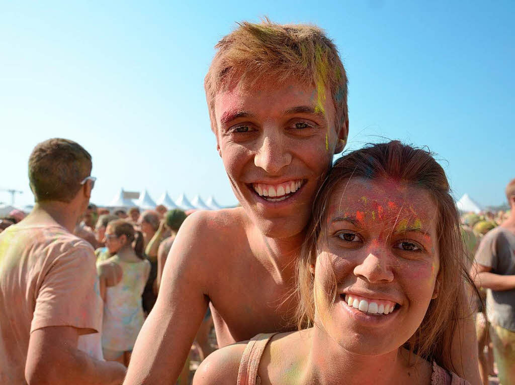 Bunt, bunter, Holi-Festival: Ein farbenfroher Sonntag auf dem Freiburger Messegelnde.