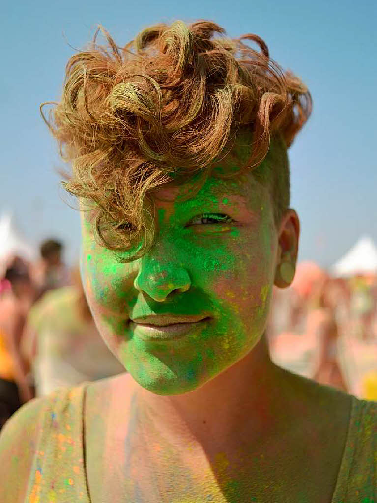Bunt, bunter, Holi-Festival: Ein farbenfroher Sonntag auf dem Freiburger Messegelnde.