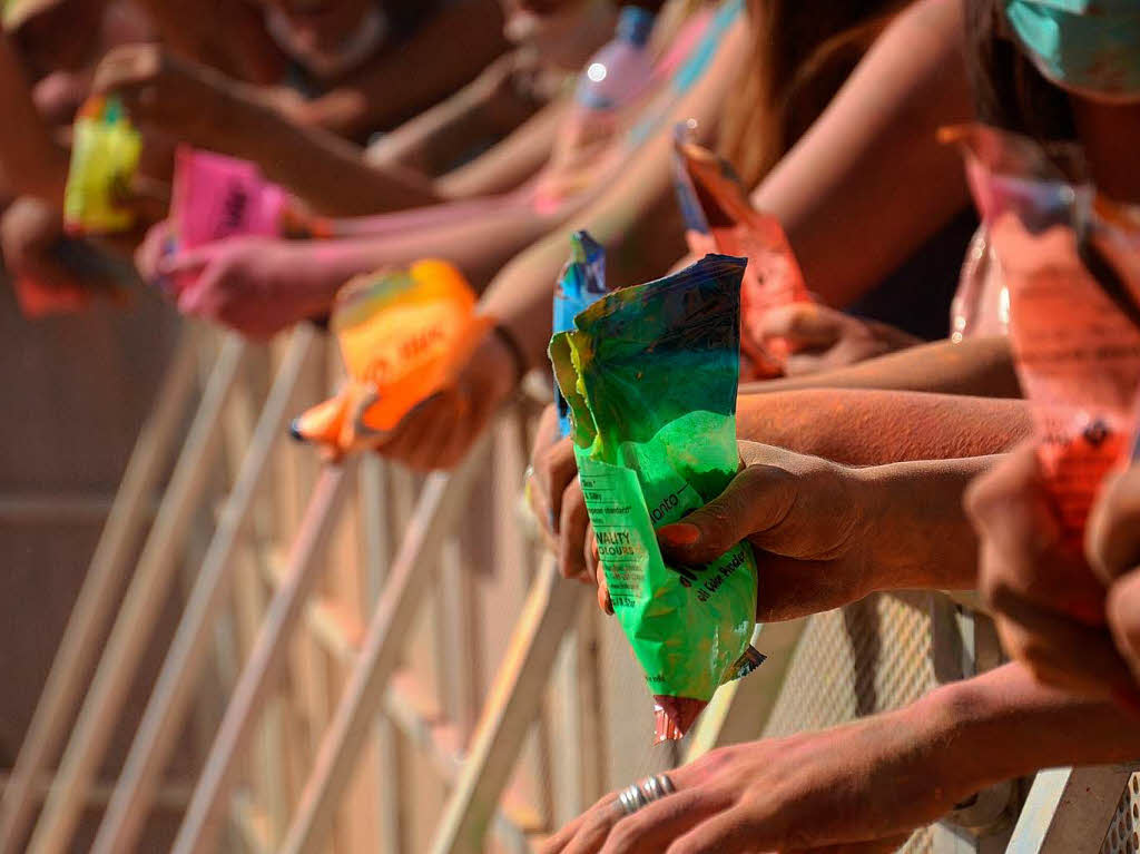 Bunt, bunter, Holi-Festival: Ein farbenfroher Sonntag auf dem Freiburger Messegelnde.