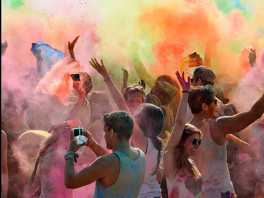 Bunt, bunter, Holi-Festival: Ein farbenfroher Sonntag auf dem Freiburger Messegelnde.