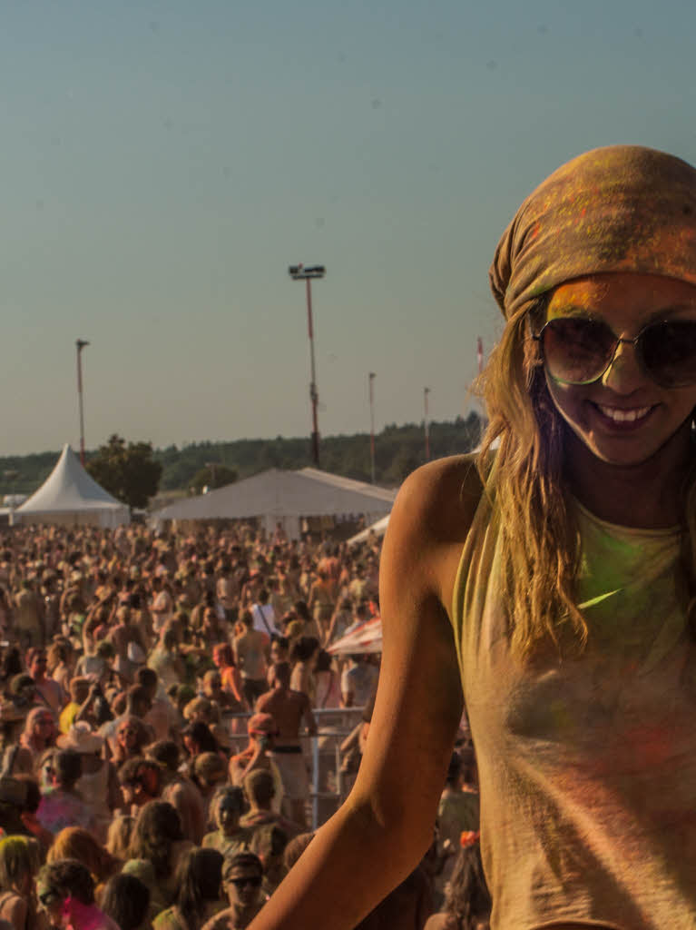 Bunt, bunter, Holi-Festival: Ein farbenfroher Sonntag auf dem Freiburger Messegelnde.