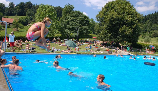 Hinein ins Nass: Das Hhenschwimmbad Schweigmatt ist bei Gro und Klein beliebt.  | Foto: Angelika Schmidt