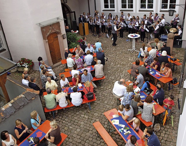 Der Neubrgerempfang im Innenhof des R...der  Stadtkapelle musikalisch umrahmt.  | Foto: Michael Haberer