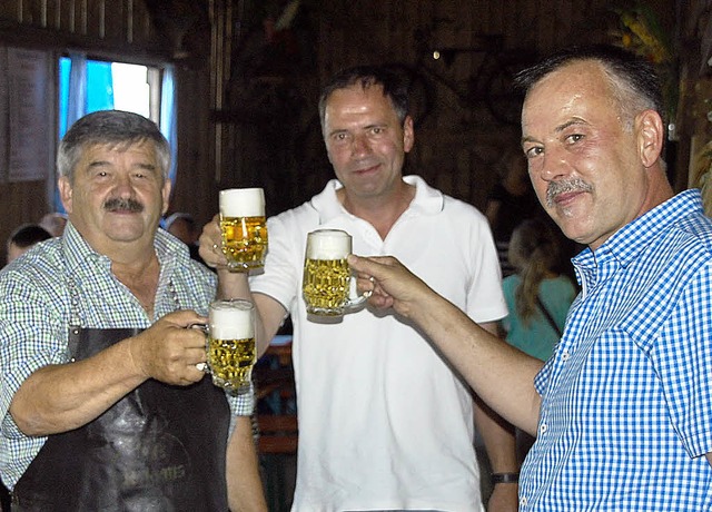 Ortsvorsteher Ernst He (links), Getr... Dreschefest  mit einer Freibierrunde.  | Foto: Jrg Schimanski