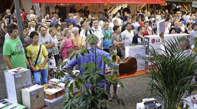 Erwartungsvolle Besucher vor der Bhne:  Tombola beim &#8222;Fescht&#8220;.  | Foto: Wei