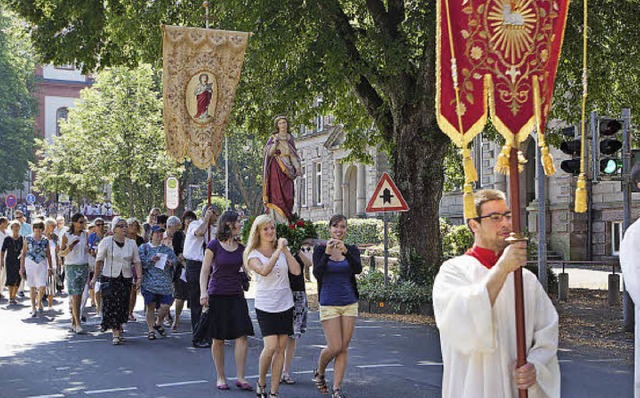 Anlsslich des Patroziniums wurde die ...tha durch Waldkirchs Straen getragen.  | Foto: Fotos: Gabi Zahn