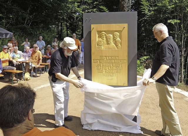 Holzbildhauer Konrad Wernet (links) un...n gemeinsam die neu geschaffene Stele.  | Foto: Kurt Meier