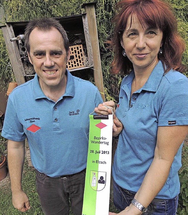 Heiko Grunwald, Cornelia Lottes mit dem Erinnerungswimpel.   | Foto: mkt