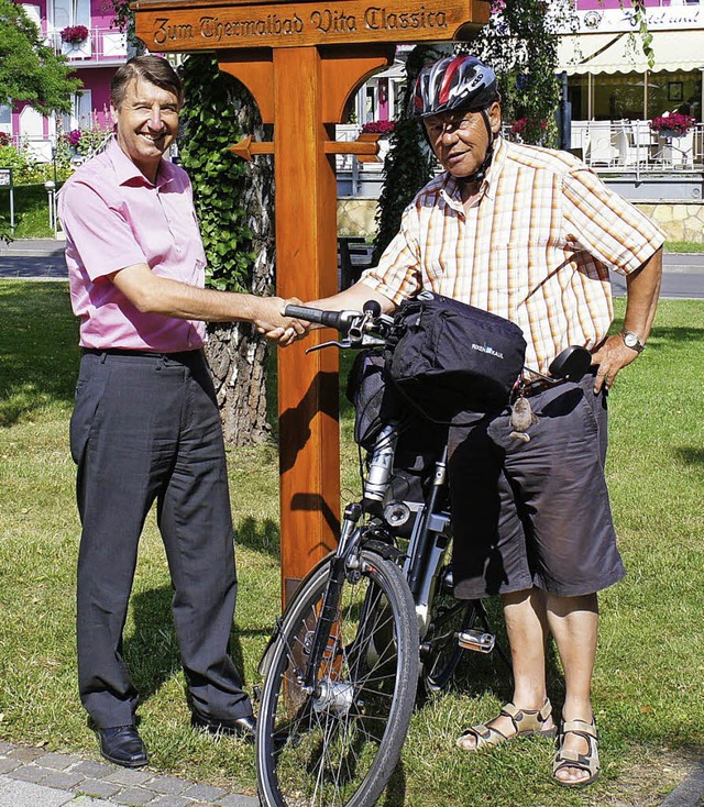 Rolf Rubsamen (links) begrt Hans Bge in Bad Krozingen.  | Foto: Privat