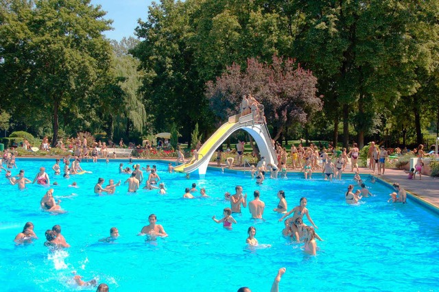 Das Breisacher Waldschwimmbad ist noch immer sehr beliebt.  | Foto: Livia Noll