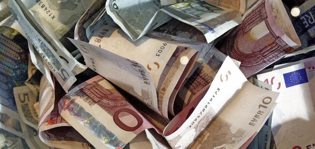 Ein Haufen Geld: 122 Schuldner mit Ver...ritasverbandes im Jahr 2012 entlastet.  | Foto: DPA