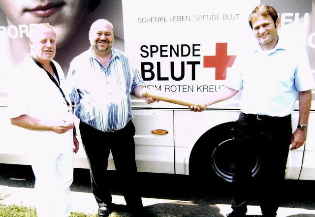 Christoph Rive, der Vorsitzende des DR... Martin Lffler weitergab (von links)   | Foto: drk heitersheim