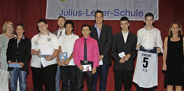 Bei der Abschlussfeier der Julius-Lebe...Ellen Bastian (rechts) gratulierten.    | Foto: Hans-Jochen Voigt