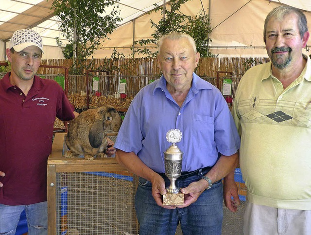 Gerhard Jhle freut sich mit den Pokal...echts) ber die guten Zuchtergebnisse.  | Foto: christine Weirich