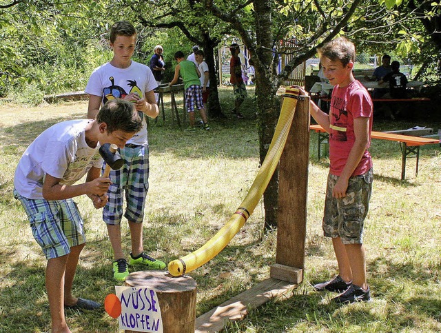 Auch Nsseklopfen gehrte zum Spieleparcours im Pfarrgarten.  | Foto: cre